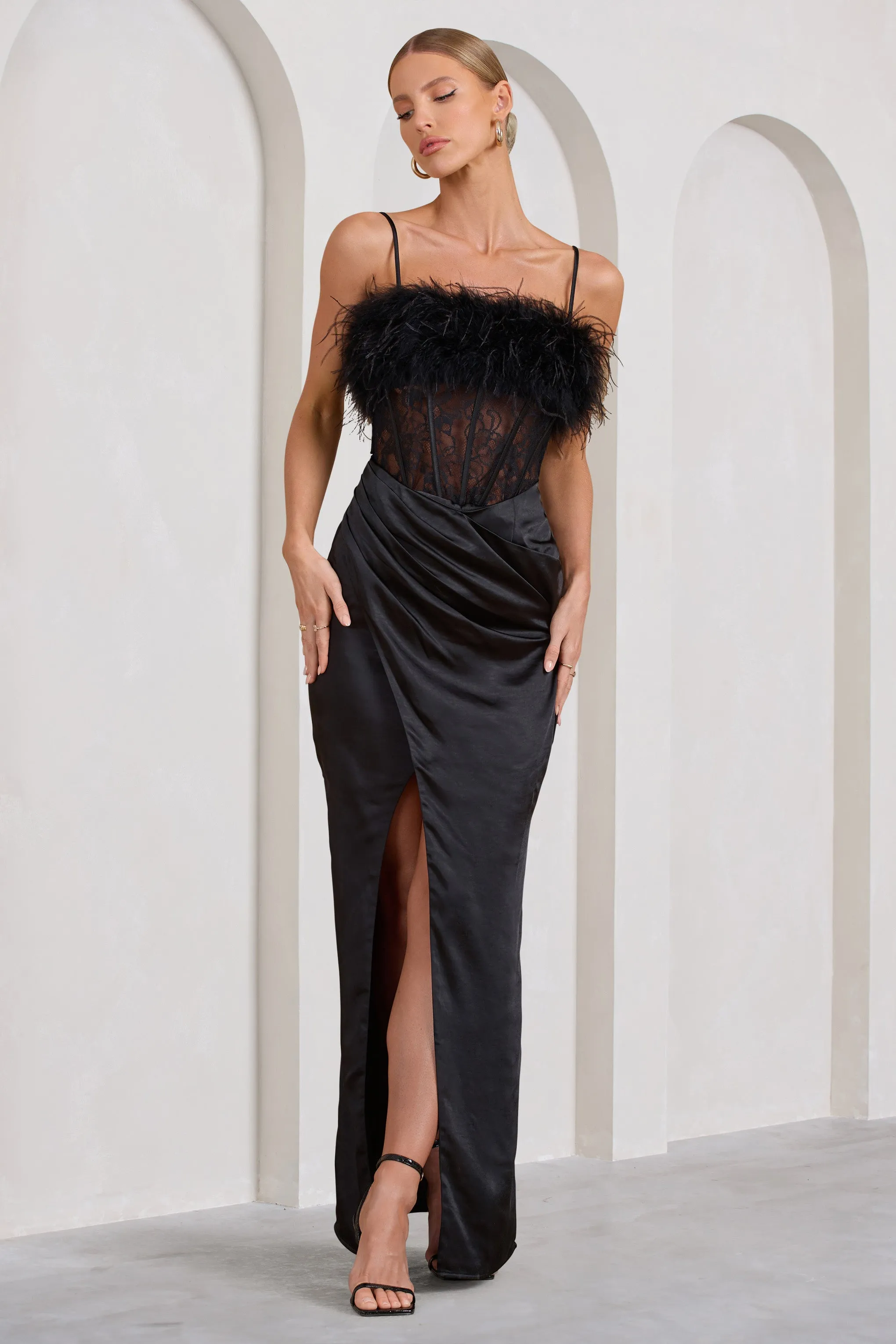 Countess | Robe longue noire avec corset en dentelle et bordure en plumes