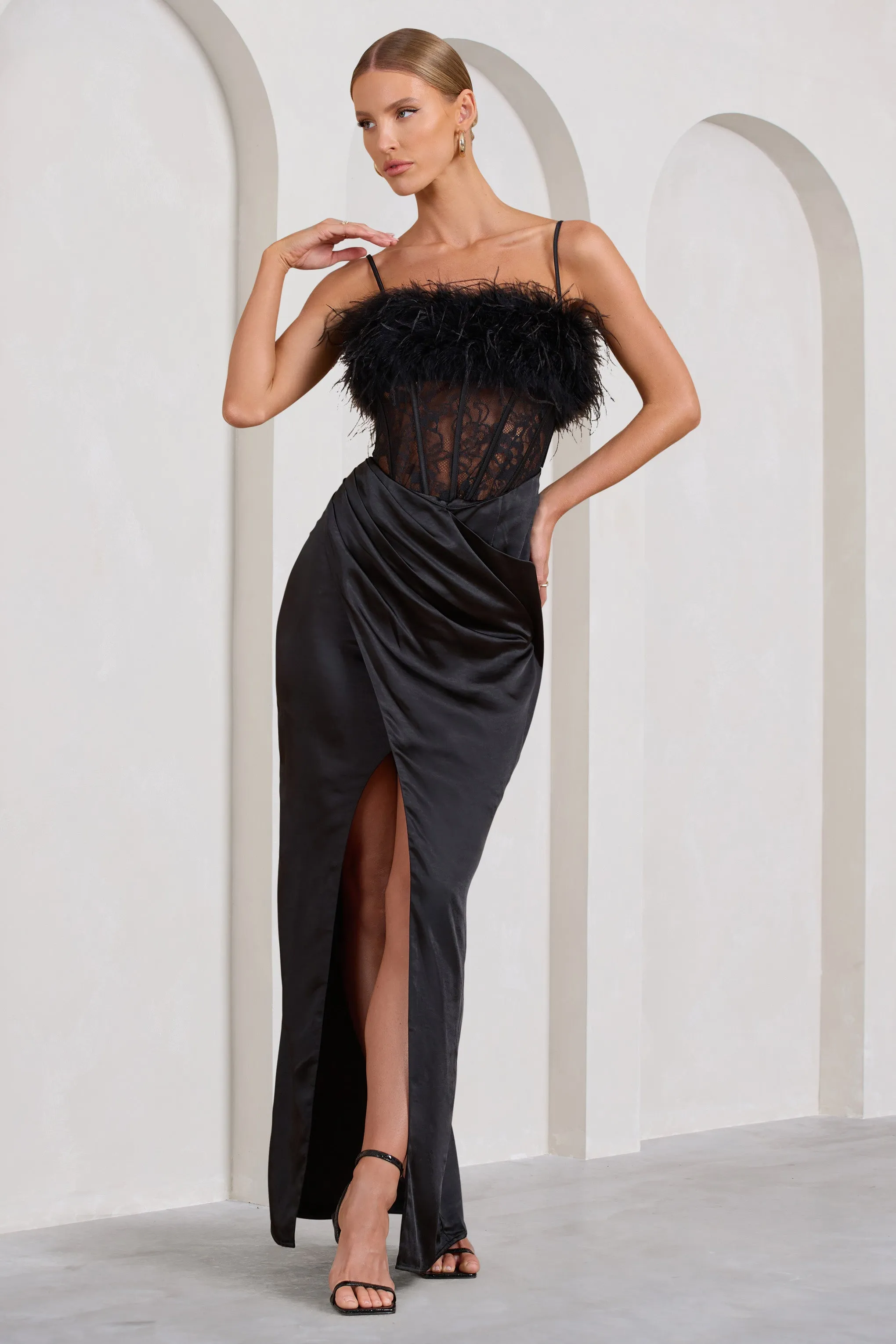 Countess | Robe longue noire avec corset en dentelle et bordure en plumes