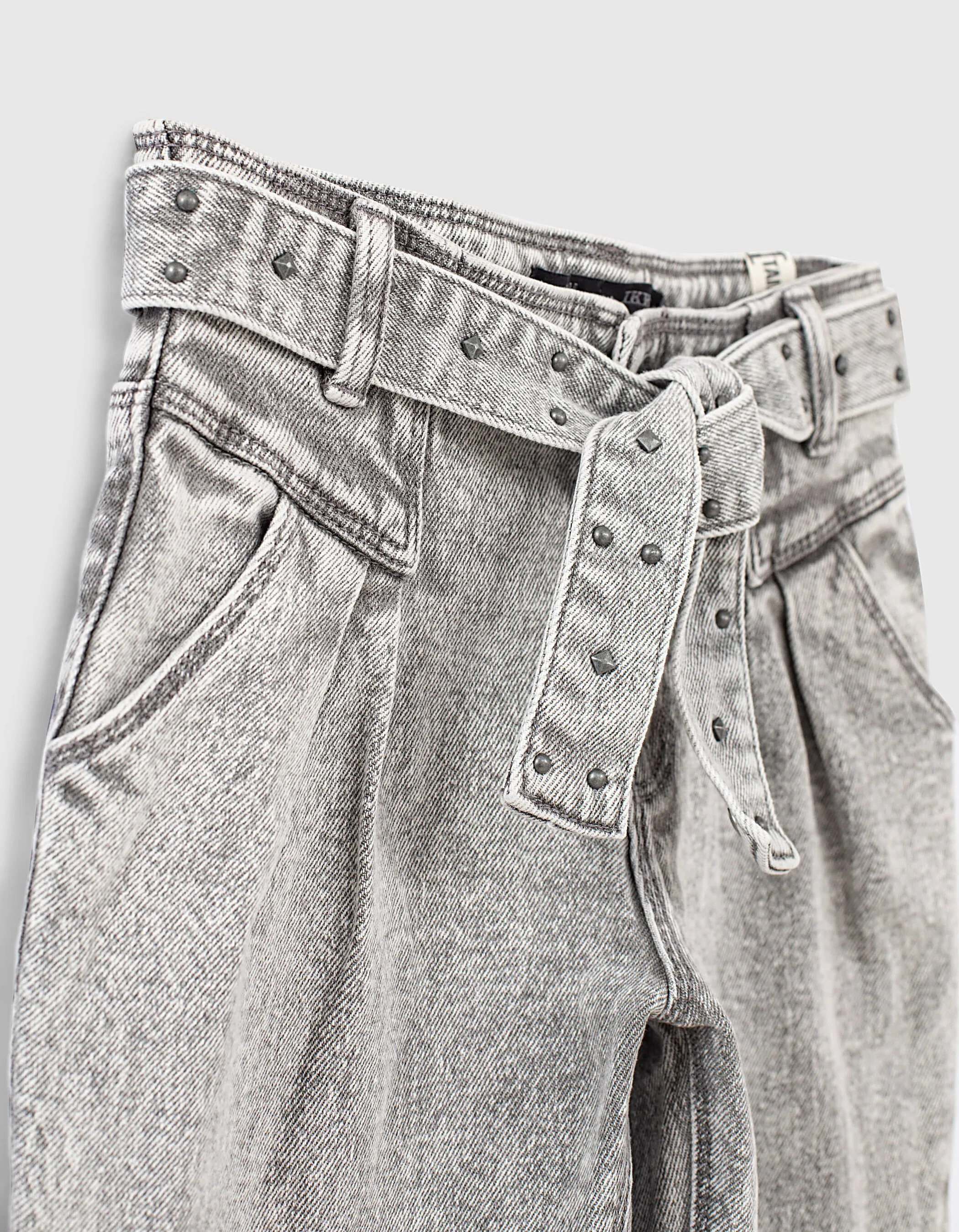 Jean mom light grey bio à ceinture cloutée fille