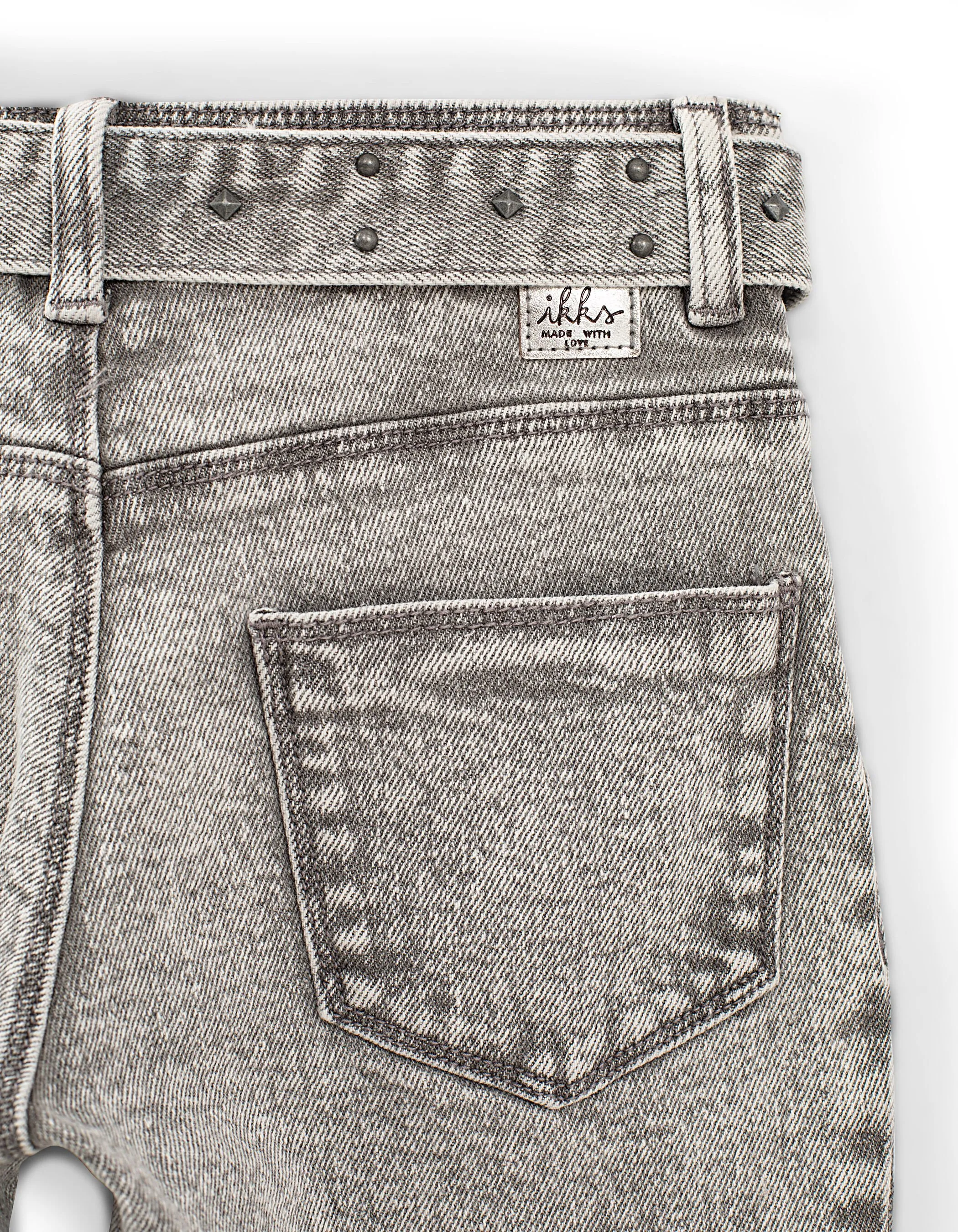 Jean mom light grey bio à ceinture cloutée fille