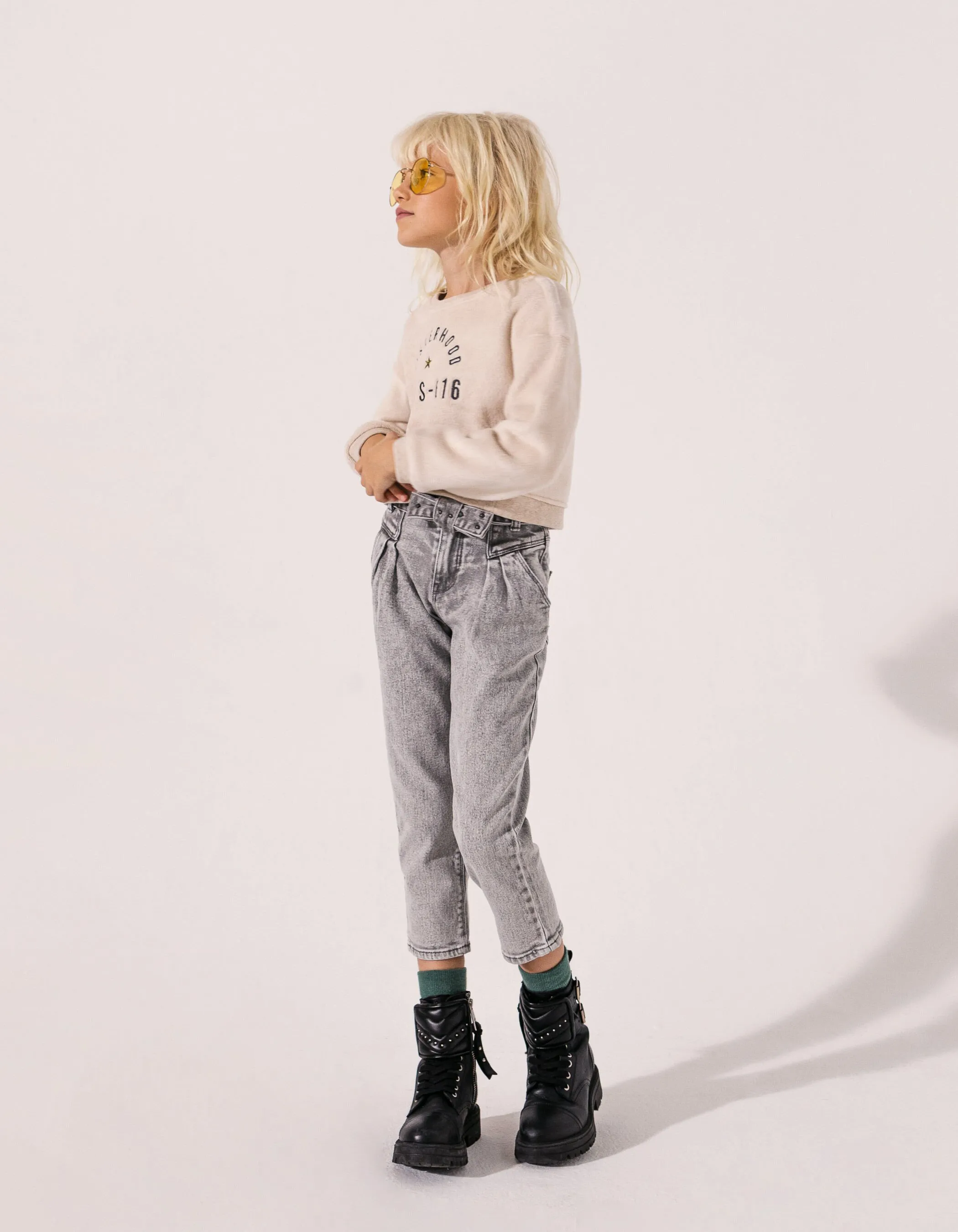 Jean mom light grey bio à ceinture cloutée fille