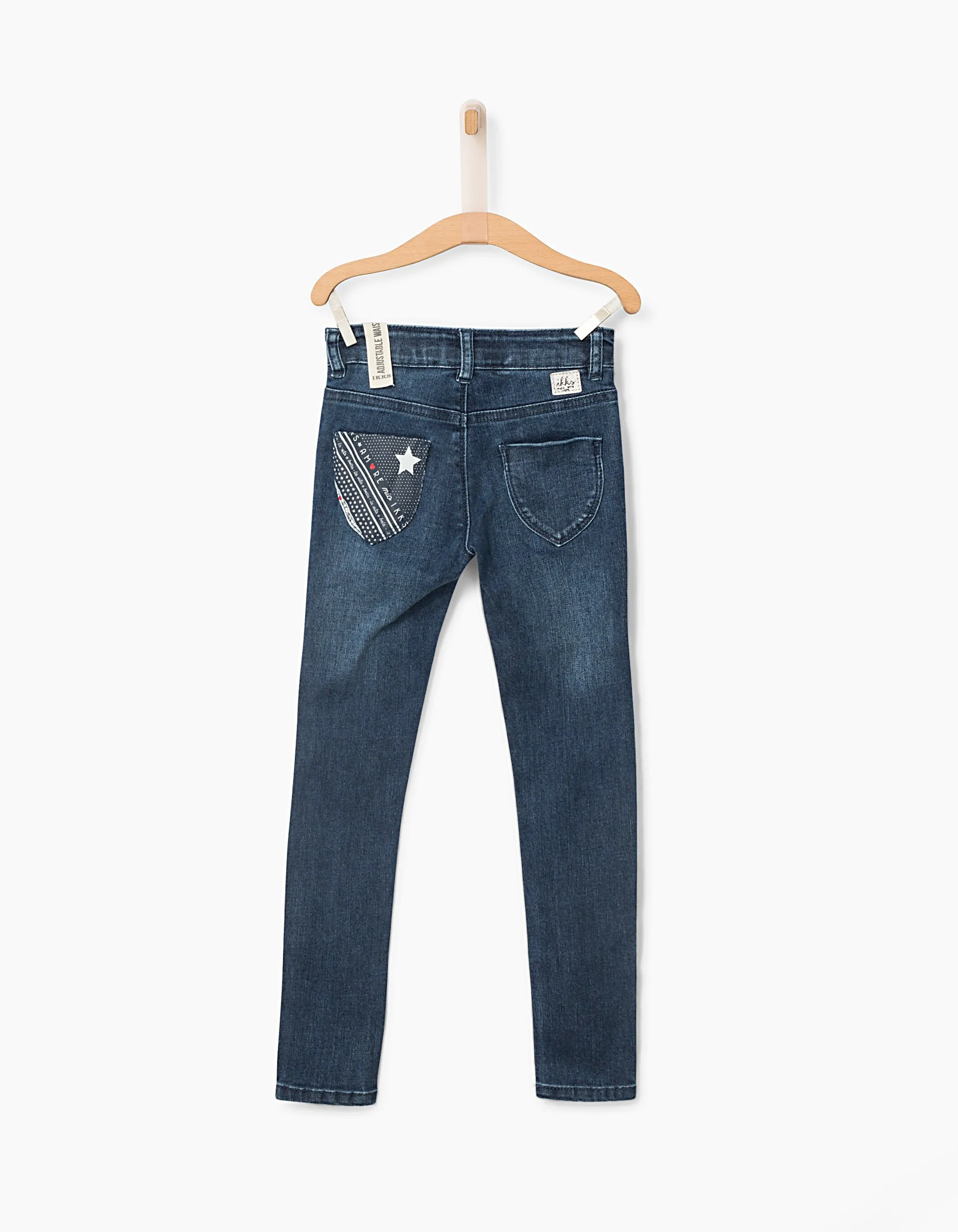 Jean skinny bleu, décors broderies et patchs fille