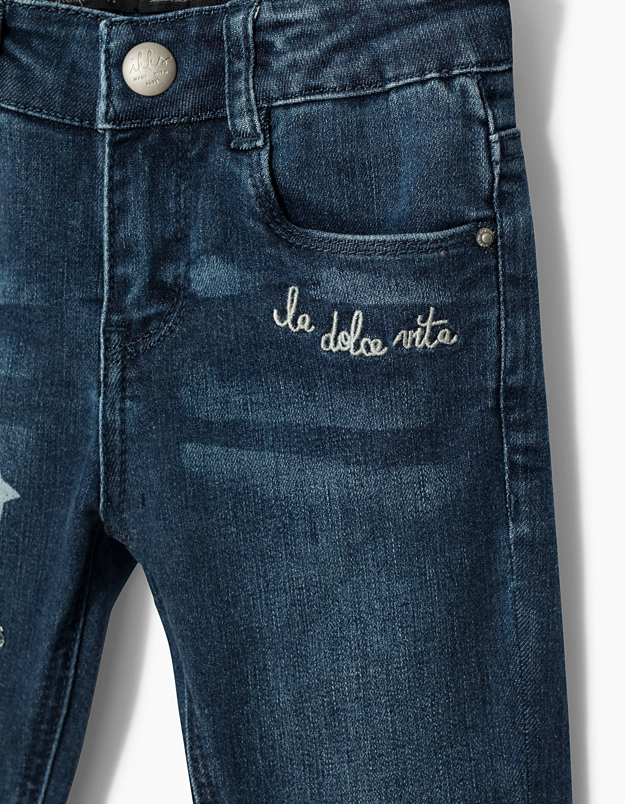 Jean skinny bleu, décors broderies et patchs fille