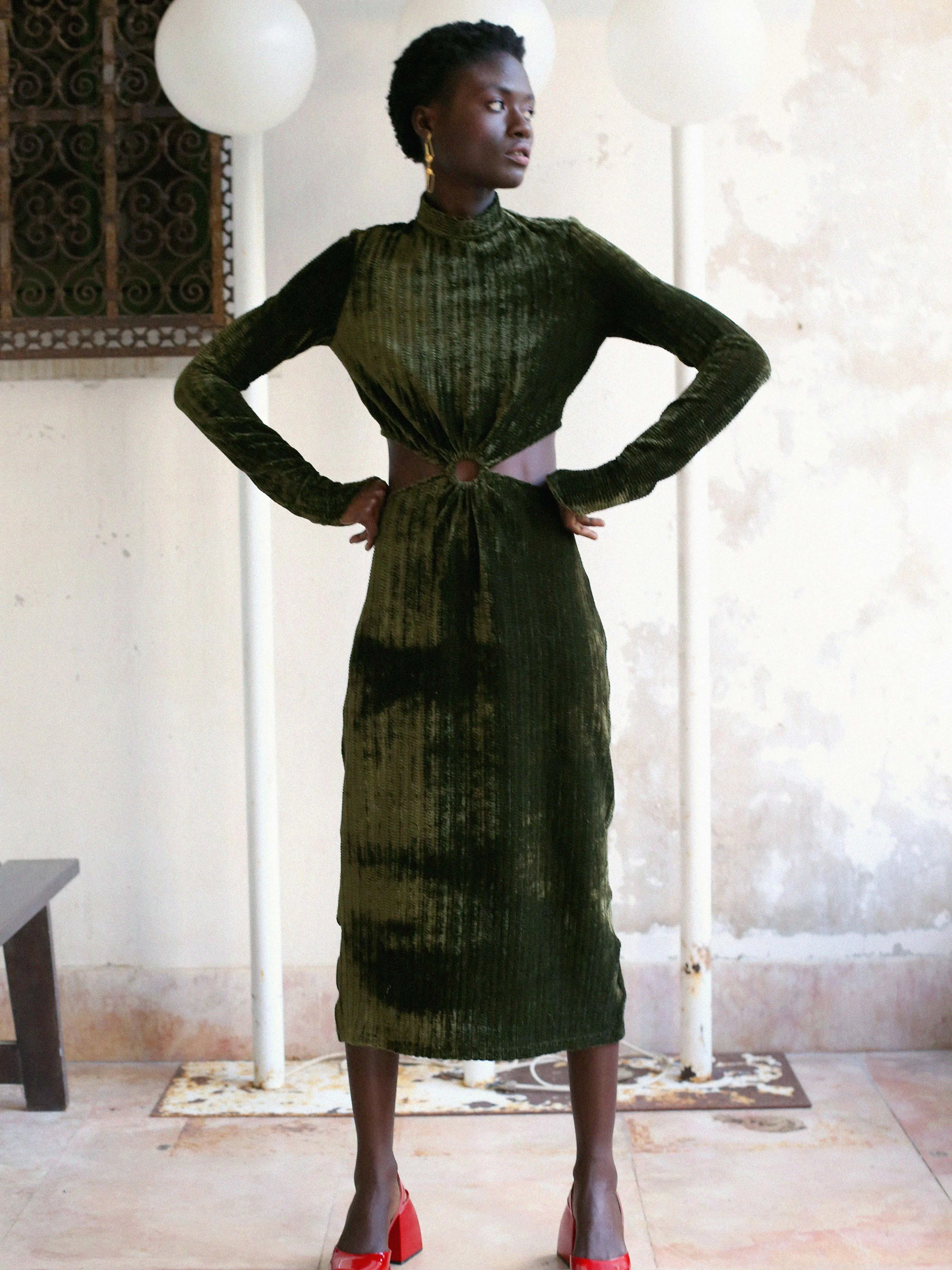 MARGUERITE - Robe midi manches longues en pointe ajourée à la taille en velours Cyprès