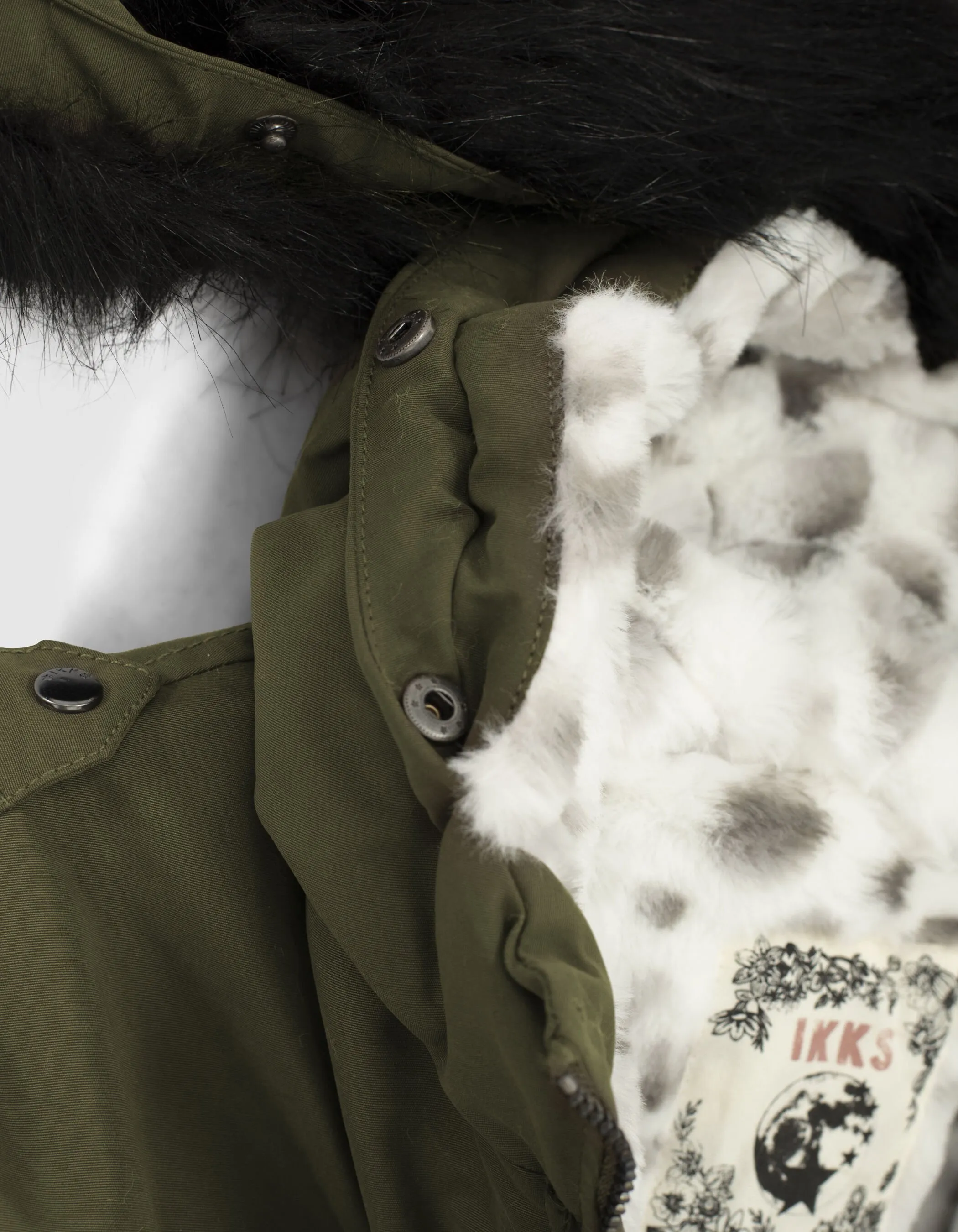 Parka kaki fourrée camouflage fond blanc fille