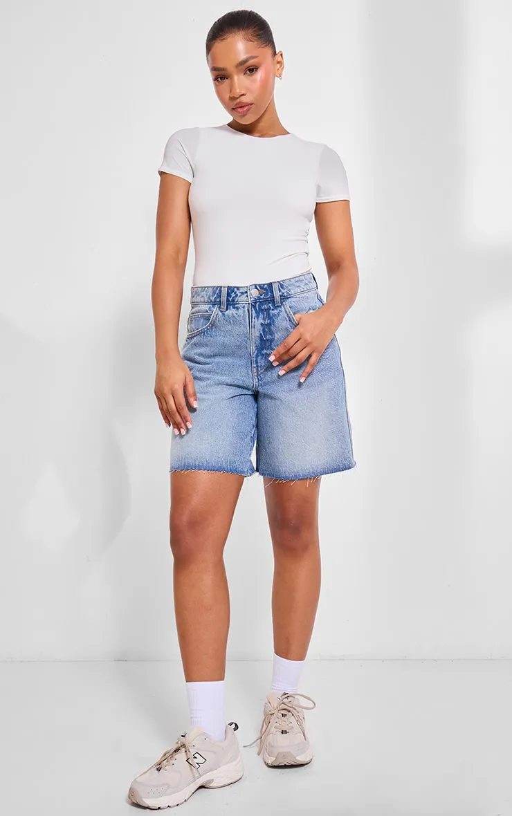 PRETTYLITTLETHING Short ample long en jean délavage bleu moyen à ourlet élimé