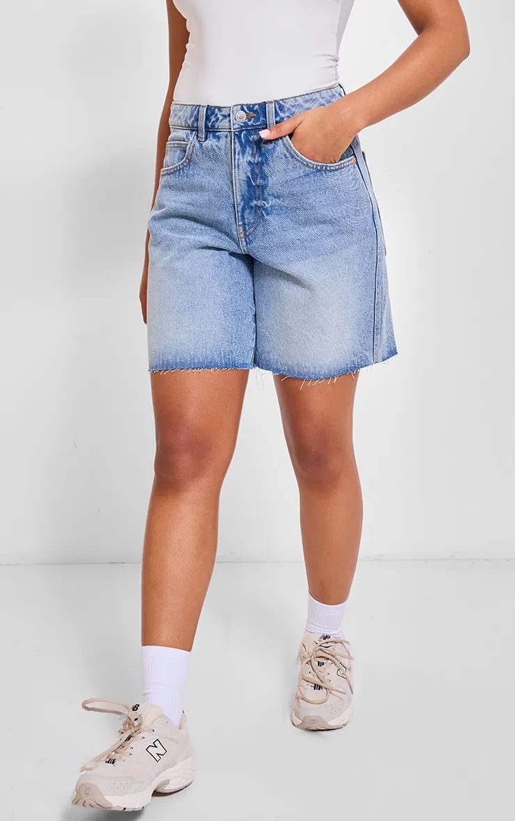 PRETTYLITTLETHING Short ample long en jean délavage bleu moyen à ourlet élimé