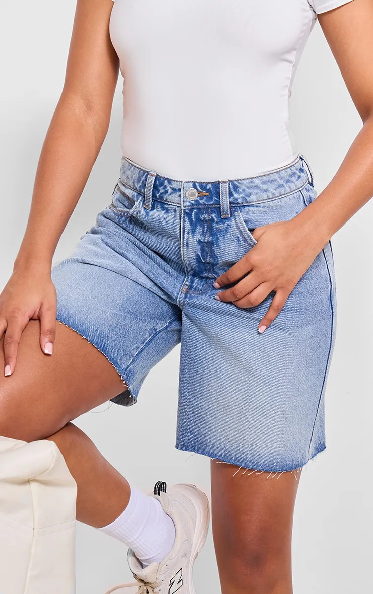 PRETTYLITTLETHING Short ample long en jean délavage bleu moyen à ourlet élimé