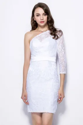 Robe courte asymétrique pour soirée blanche avec manche dentelle