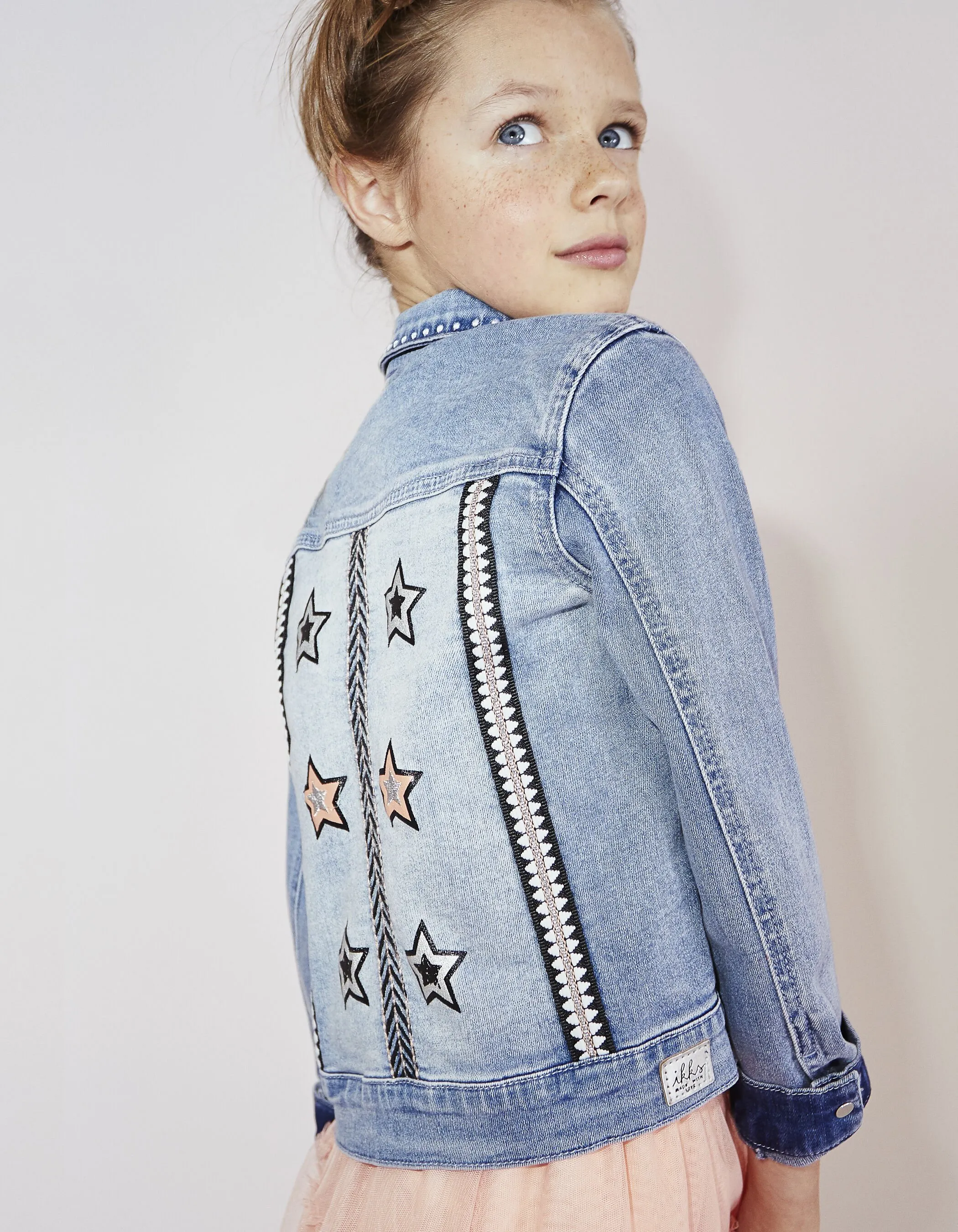 Veste en jean blue bleach à broderies pour fille