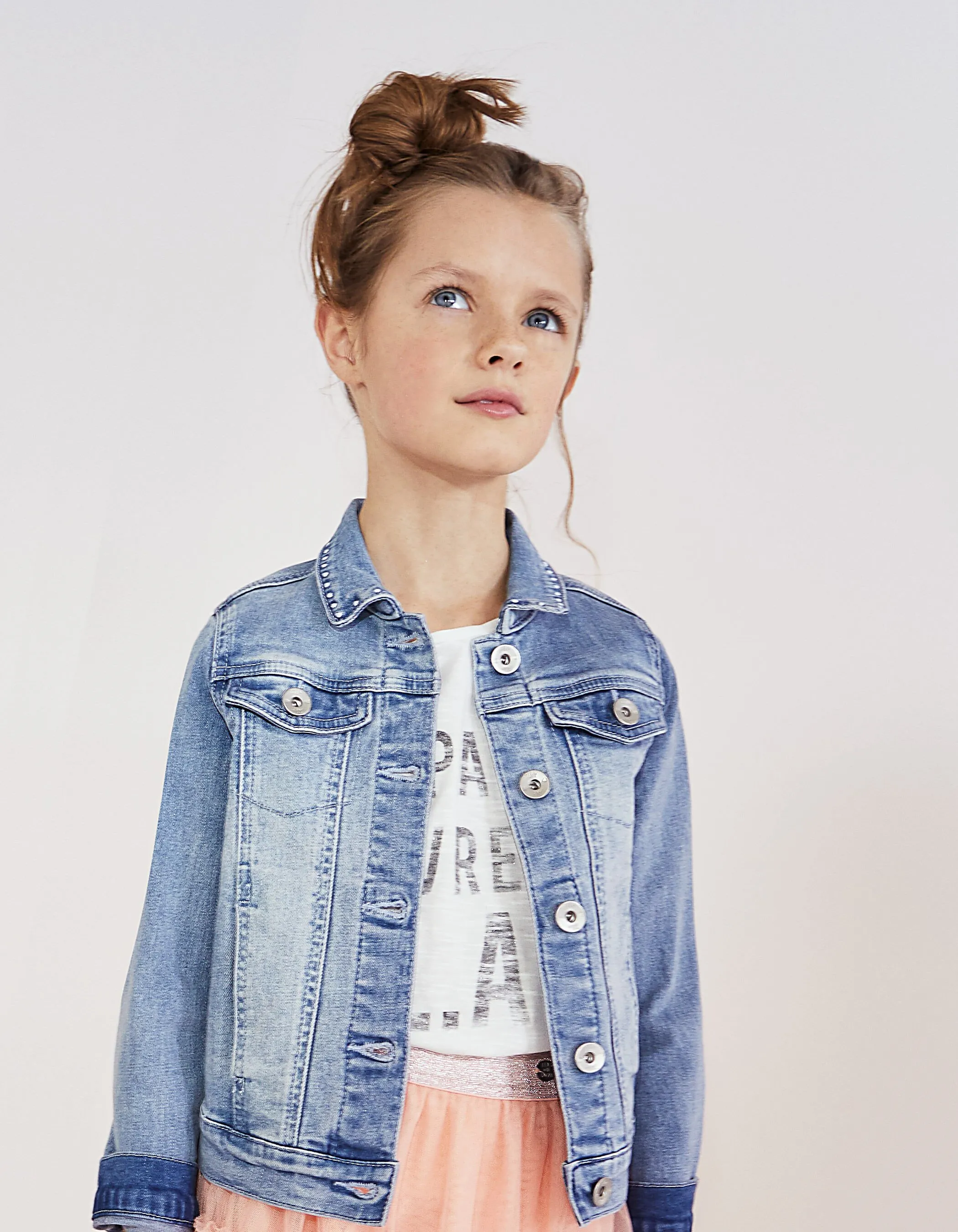 Veste en jean blue bleach à broderies pour fille